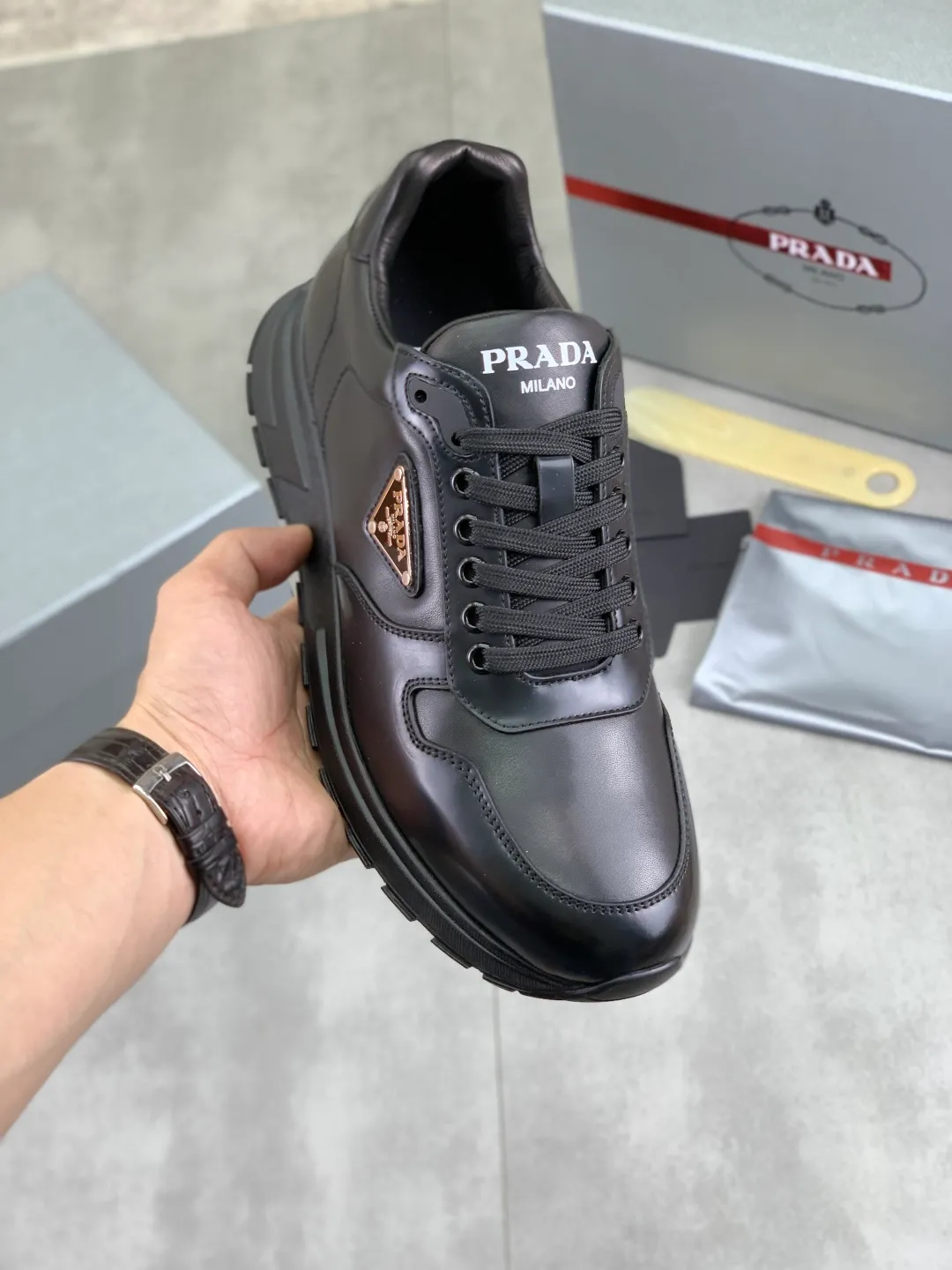 Men's shoes 💰P580💰 [New style] High version official website popular models are on the market, 🆘 The trendy brand (Prada) mainly promotes popular models, avant-garde and versatile fashionable men's shoes private version mold opening, cowhide surface splicing 1:1 replica... Fashion is simple, original imported cowhide and lining cowhide feet; the atmosphere and personality are more fashionable, eye-catching and pursuing class. It will subvert the old idea and be with you to spend time with you. A must-have for fashionistas! Must keep for yourself ! High-end comfort, high-end quality workmanship. Size: 38-45; multiple colors available.